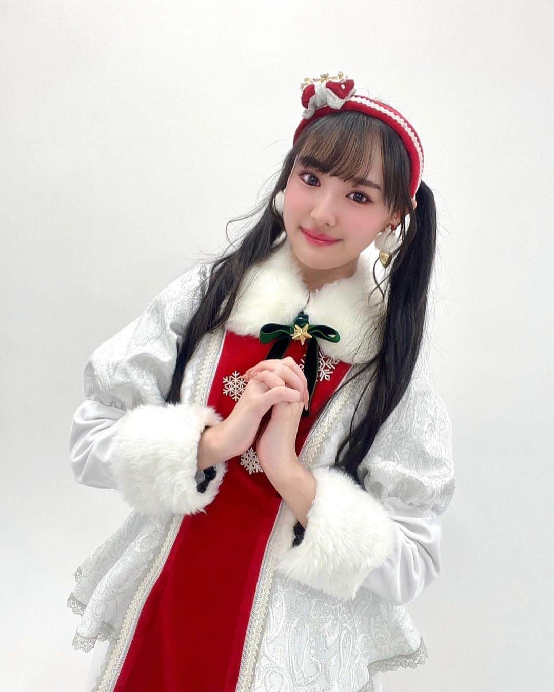 岡本怜奈のインスタグラム：「♡ 遅れん坊のサンタクロース🎅🏻 ⁡ 12月個別生写真チェックしてね⸜(* ॑ ॑* )⸝💫 ♡ ♡ #nmb48 #岡本怜奈 #れなたん#アイドル #idol #아이돌 #팔로우 #추천 #ヘアアレンジ#アイドル衣装 #衣装 #happy #Instagood」