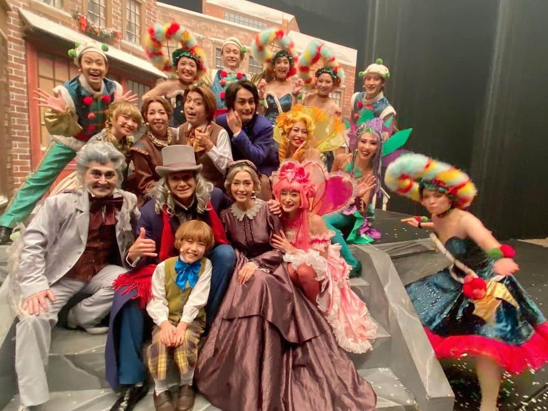 のインスタグラム：「Thank you everyone for coming to our show!! We wrapped our show in Okaya-shi, Nagano-Ken!! Missing my Christmas Carol family!!  #クリスマスキャロル全国ツアー2022  #舞台 #ミュージカル #musical #christmascarol」