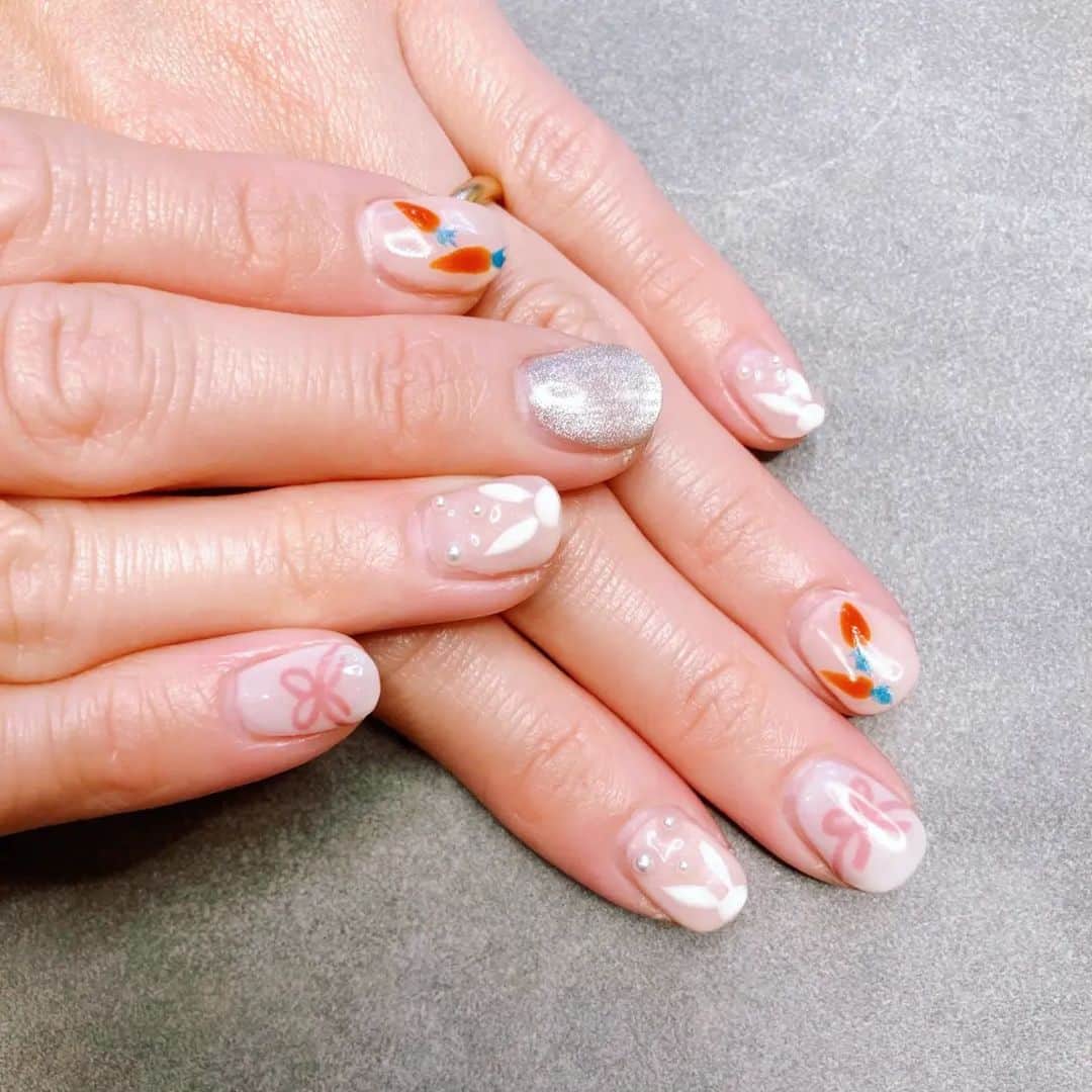 畠山智妃のインスタグラム：「#rukka_nail 干支ネイル🐰♡  長さも形もデザインも😍お気に入り🐰  これで、きれいなネイルで年が越せそうです。ありがとう✨  もう、みんなに「良いお年を〜」と言うのも自然な時期がきたあ。」