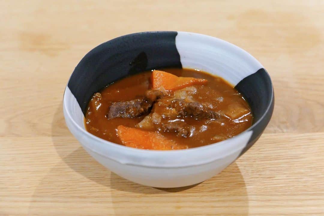 滝沢カレンのインスタグラム：「こんばんは。  皆さま、どんなクリスマス土日を過ごせになったでしょう☺️✨  観てくれた方にしかわからない、 24日に放映された番組では、大好きな器作家さんの吉田直嗣さんに会いにいかせていただきました😭  そちらで吉田さんとの夢の器作りをさせていただきクリスマスにお皿たちが到着しました✨😭  このぶきっちょな私に何度も何度も土と剥き合わせていただきました。  土も何度も何度も私に挑戦させてくださいました✨✨✨🥹  そして出来上がり、吉田さんに優しく、力強く色という名のお化粧をしていただき、我が家にはるばるやってきてくれました。  自分が作ったことにより驚きの歪みを発揮していますが、その歪みすらこんな可愛いく感じております。  世界にひとつしかない器。  これからどんな料理をこの器に見せてあげよう☺️  楽しい楽しい食卓をたくさん器たちにご紹介していくのが楽しみです😋✨✨  さっそく第一夜は、 クリスマスでもあったのでビーフシチューをご紹介しました。  見たことない茶色い液体に驚いたと思いますが、しっかり美しく受け入れてくださいました🙇🏼💕  すごくすごく可愛い。 申し訳ないですが、この時はシチューより器に夢中になりすぎていました。  器たちは大切に大切におうちで思い出作っていきます☺️💓  吉田さん、ほんとうにありがとうございました🙇🏼❤️」