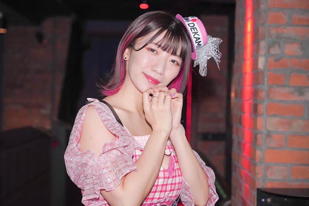 ぱいぱいでか美のインスタグラム：「ライブに合わせていろいろやっとったわい . 今年最後のヘアメンテ&整体！ Spicaさん @s_p_i_c_a と下北沢JM整体院さん @shimokitazawa_jm_seitai  23日のライブ前に行きましたよー！ 自分であんま撮れてないから ライブ前の取材で撮ってもらった写真使わせてもらってます💖 やっぱりピンクがばちっと髪の毛に注入されたり 整体で肩の位置直してもらうと 心身ともにライブしやすい気がする。 今年もありがとうございました❣️ . #でか美ちゃん #spica #下北沢JM整体院」