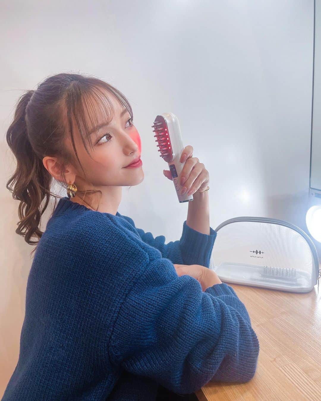 引地裕美のインスタグラム：「ひとつで頭皮とお顔に使える美顔器🧖🏻‍♀️🫧 @wavewave.wavewave   頭皮はお風呂上がりにマッサージして、 お顔にはEMSがついてるから 大事なお仕事の日の朝に使ってる♡  リフトアップ美顔器って高価だから手が出しにくいイメージだけどお手頃だから自分へのご褒美に👍  楽天市場で、"美顔器"、"wavewave"で検索💡  #waveweve #美顔器 #pr  #UMine #japan #옷스타그램 #데일리룩 #코디스타그램 #每日穿搭 #일본 #얼스타그램 #照片 #粉我  #WhatIWore #fashionista #japanesegirl」