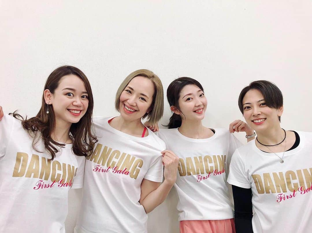 星吹彩翔さんのインスタグラム写真 - (星吹彩翔Instagram)「⁡ ⁡ ⁡ いよいよ明後日本番の 『First Gala Concert』 ⁡ 昨日、お稽古場でのラスト稽古でした！ ⁡ お稽古場は近くでみなさんの表情やパフォーマンスが観れるから好き。 前より良くなってる姿が観れると嬉しくて だからこそもっともっと上へ！って欲がでる。 でも何より、楽しんでる姿が一番！！ 舞台で輝く姿が今からとっても楽しみです❣️ ⁡ ⁡ そしてほんまにかっこよすぎる もえさん、まさねぇ、かなさん🥹✨ 素晴らしい才能と素晴らしいお人柄。 うん、最強。👏🏻 おっしゃること一つ一つがすごく深くて心に響きます。 ご一緒にお仕事させていただけて最高に楽しい！！ 感謝です。 ⁡ ⁡ お揃いのTシャツ💓 後ろには星が…⭐️かわいぃ❣️ 当日ロビーで販売されるとのこと👕 後日Instagramでも販売されるみたいですよ！ 記念にぜひ🥰 ⁡ ⁡ さぁいよいよ舞台へ！ どんな発表会になるのか楽しみすぎる✨ ⁡ 無事にみんなで当日を迎えられますように…🙏🏻 ⁡ ⁡ #ファーストガラコンサート #発表会 #クラシックバレエ #歌唱 #ダンスコンサート #3本立て #本気の舞台 #全ては心 #マスク外したお顔が表情がやっとみれる #楽しみ✨ ⁡」12月26日 22時19分 - ayato_hoshibuki