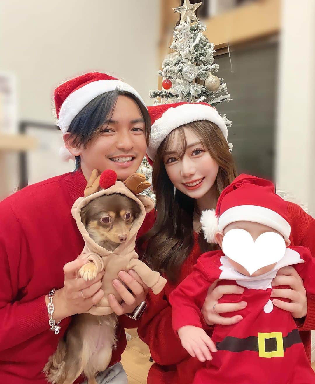 ゆいみんのインスタグラム：「⁡ ⁡ ⁡ - ̗̀ 🤍𝑀𝑒𝑟𝑟𝑦 𝐶ℎ𝑟𝑖𝑠𝑡𝑚𝑎𝑠𓈒𓂂 ̖́- ⁡ ⁡ 今年は👶🏻も一緒に過ごすクリスマス🎄 ⁡ クリスマスのプレゼント交換は金額をきめて 一緒にショッピングモールに行って そこからは別行動で1時間後に連絡する約束して その間はお互い何をプレゼントするかを 考えながら買い物してました🥰 ⁡ 相手のことを思いながら "どうしようかな〜…🤔💭"って考えてる 時間がすごーく楽しかった♥️ ⁡ クリスマスまで待てなくて 結局買い物したその日に交換しちゃいました🤭 ⁡ 🎁"BRUNOのホットプレート" ⁡ 欲しかったものだったのでより嬉しかった🥰 何よりプレゼント渡す時に 👱🏻‍♂️"欲しいって言ってたから😌"って 覚えててくれたのにきゅん🥹♥️ ⁡  #家族クリスマス #クリスマスパーティー #クリスマスプレゼント」