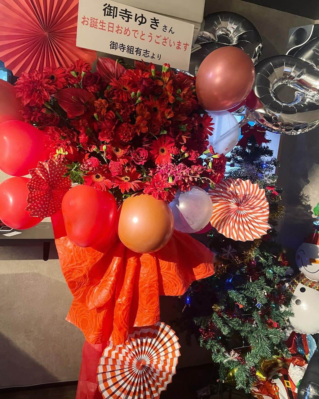 御寺ゆきのインスタグラム：「今年もクリスマスイブに生誕祭を 開催させていただきましたっ！🎁 . ファンの皆さんからスタンドフラワーの贈り物。毎回とっても嬉しいです。ありがとう😌✨ . 今年のイメージカラーは赤らしい❤️‍🔥 とってもかわいい☺️☺️❤︎ . . #スタンドフラワー #花 #生誕祭 #御寺組 #御寺ゆき生誕祭2022 #いつもありがとう」