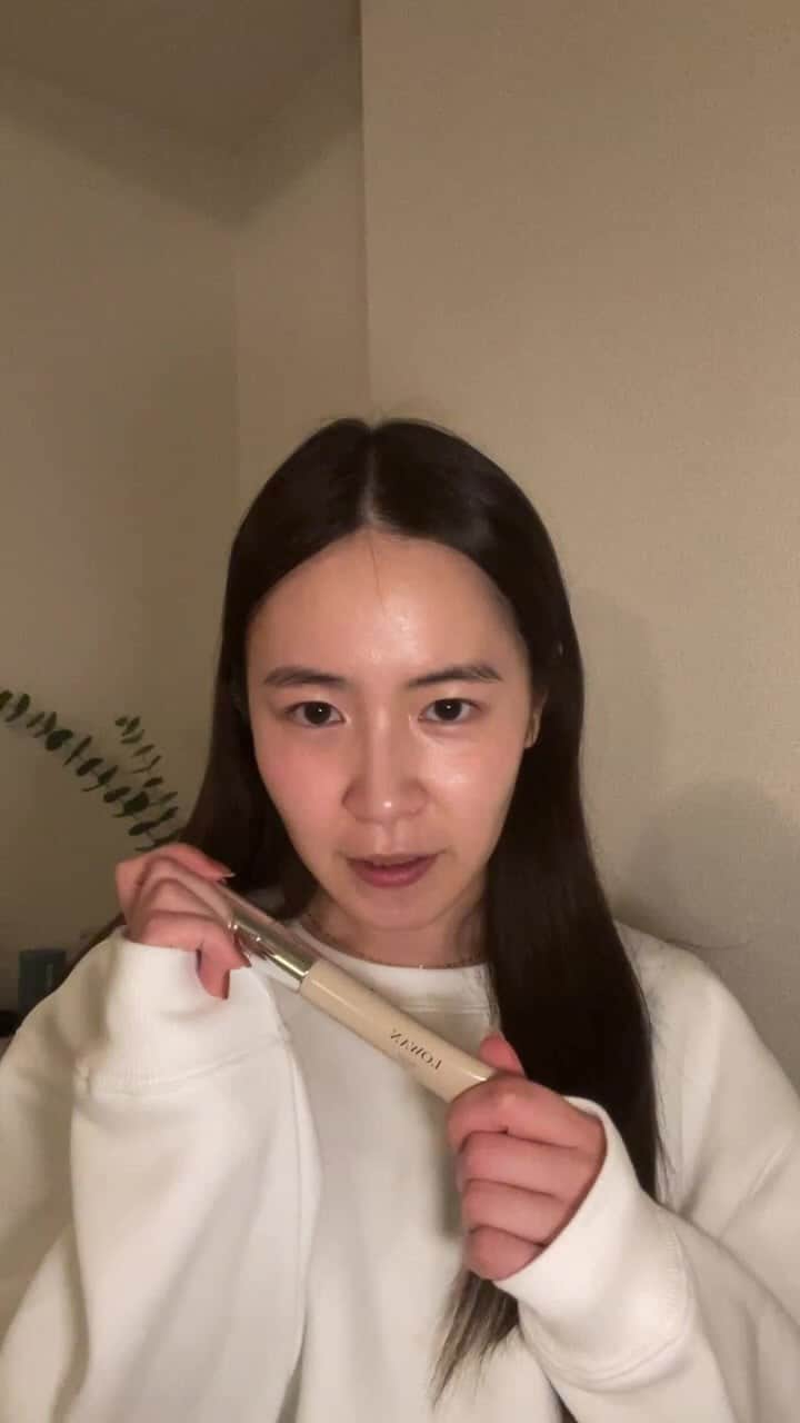 のインスタグラム：「. LOWAN @lowan.official を使って ナイトルーティンご紹介🌕🧴✨  クーポンコード 【LOWANsanjoba】  <定期購入> ◎  初回定価より50%OFFの4,990円(税込) ◎  ライブ限定クーポンご利用のお客様に限りさらに「500円OFF」の4,490円(税込) 　 <単品購入> ◎　Amazonにて「LOWANアイクリーム」と検索ください。 ◎　販売価格は、定価9,980円(税込)です。  #lowaneyecream #nightroutine #skincare #pr」