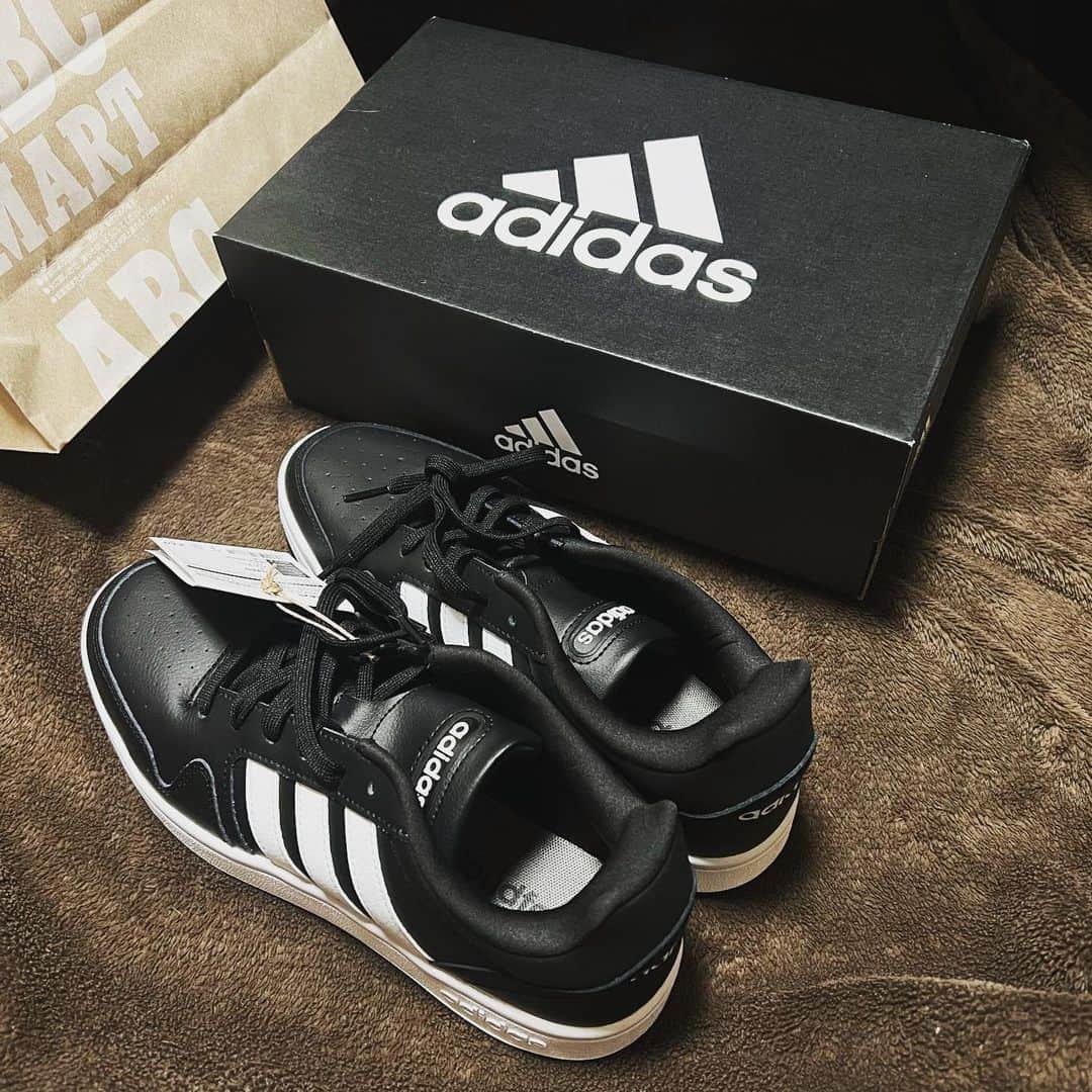 浅香圭（コラゾン）のインスタグラム：「最近ずっと外も家も、adidasジャージ姿ですwんなわけで、来年履くスニーカーはコレです☆ アディダス PMV m PMV H00460  #adidas #スニーカー #abcmart  #ジャージ #トレーニング #腹筋 #有酸素運動 #筋トレ #普段着 #ダイエット」