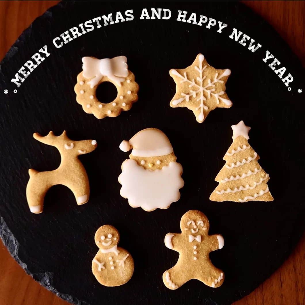 miyukiのインスタグラム：「. ✾米粉のクリスマスクッキー✾ . . 皆さん素敵なクリスマスを 過ごされたでしょうか(˶ᵔᵕᵔ˶)？ 我が家は娘が1人増え 初めて家族4人で迎えたクリスマス 予定色々あってバッタバタしながらも 家族で楽しいクリスマスを過ごしました⍋*. . . 24日の晩にサンタさん用に用意したクッキーで またまたアイシング♪ 今回は「そだつ」さんのブログ内 【安心美味しい米粉クッキー】を参考に 作りました！ 甘さ控えめだったので アイシングしないならお砂糖増やしても 良さそうです☆*° . . さぁ〜クリスマスが終わると 一気に年末感ですね(・・；) 体調崩さないように年越しを迎えましょう♪ . . . . . #米粉クッキー#米粉#クリスマスおやつ#グルテンフリー#おやつ作り#おうちカフェ#料理記録#無添加#オーガニック#関西ママ#マカロニメイト#フーディーテーブル#デリスタグラム#delimia#lin_stagrammer#☕mskitcafe☕」
