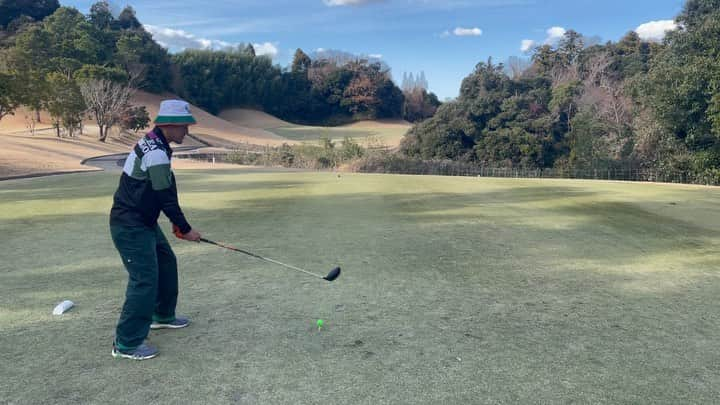 竹内まなぶのインスタグラム：「今日は奥さんと、奥さんのお友達(ベテラン)とゴルフ⛳️⚡️ 奥様と前半、後半、そしてトータルスコア一緒で怖いって言われまちた😃❤️ 仲良ちですねー👫💕💕 #golf #キャロウェイ　 #テーラーメイド　 #adidasgolf #ビームスゴルフ #エミリッドバハマ #ロッディオ #バルド #アキラ」