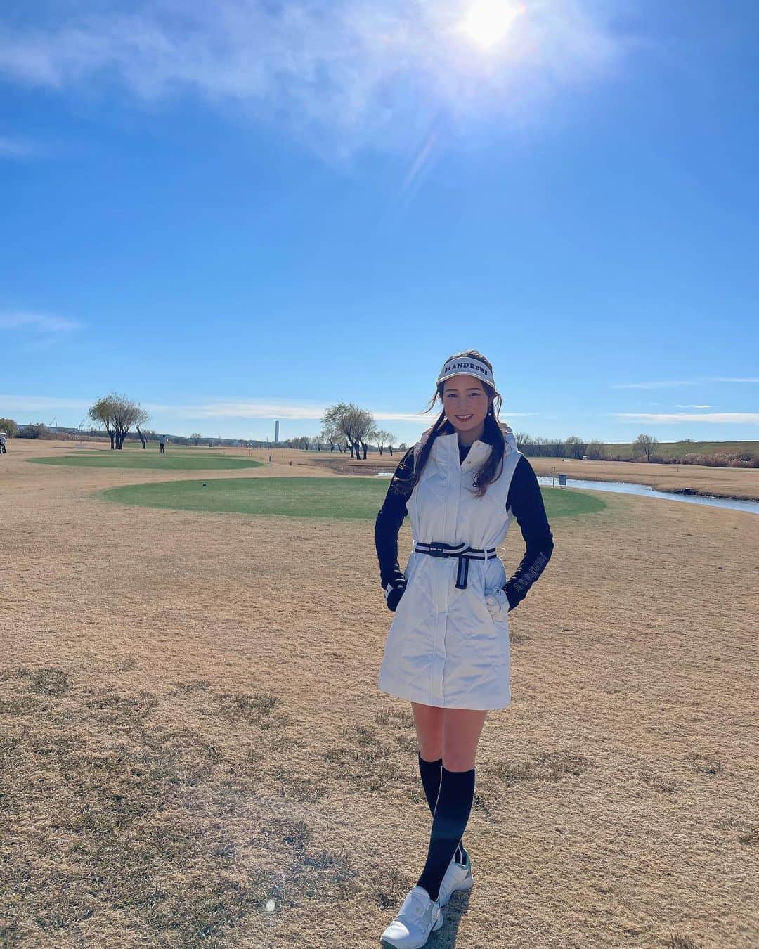 なみのインスタグラム：「真冬ゴルフ⛳️✨ 最後の最後に打てた🤣  風と寒さに負けず、負けながらも楽しいゴルフ出来た😆✨❤️  スコアは...92😆100切れたら良いでしょう〜🥳  アルチビオの服がめっちゃ着心地良くてあったかい💕 @archivio.official_online  バイザー　@standrews_jp  ソックス　@munsingwear_jp  マンシングの右手に付けてるあったかいグローブも冬欠かせない🥹 シューズは安定の　@adidasgolf   いつもブランドバラバラ笑  冬でも可愛いウェアでラウンドしたい、、、😎🥶❤️  #ゴルフ #ゴルフウェア #ゴルフ女子 #ゴルフ好き #ゴルフ大好き #ゴルフスイング #ゴルフバカ #ゴルフ好きと繋がりたい #ゴルフ仲間募集中 #ゴルフコーデ #ゴルフ初心者 #ゴルフ#ゴルフ場 #golf #golflover #japanesegirl #japan #골프 #골프여자 #골프스윙」