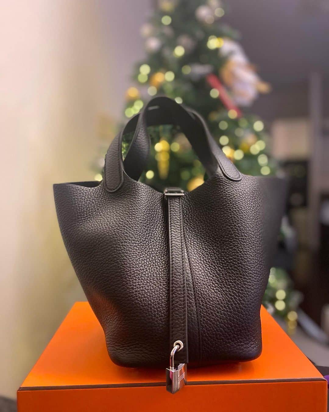 manaのインスタグラム：「サンタさんありがとう🎅🏼  #ピコタン #ピコタンロック  #ピコタンロックpm  #hermes   Burberryのキャップも🧢」