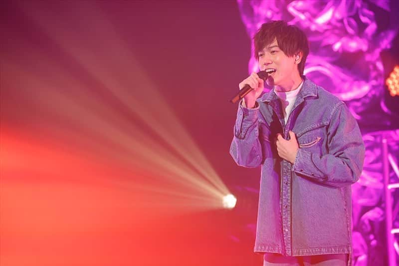 梶原岳人のインスタグラム：「12/24開催「#アニメJAM 2022」LIVE写真📷✨  ▼セットリスト M1. 色違いの糸束 (TVアニメ『#オリエント』第2クール淡路島激闘編EDテーマ)  M2. A Walk (TVアニメ『#ブラッククローバー』第12クールEDテーマ)  楽曲は、発売・各サブスク配信中🎧✨ 是非お聴き下さい‼︎ (スタッフ)  #梶原岳人」