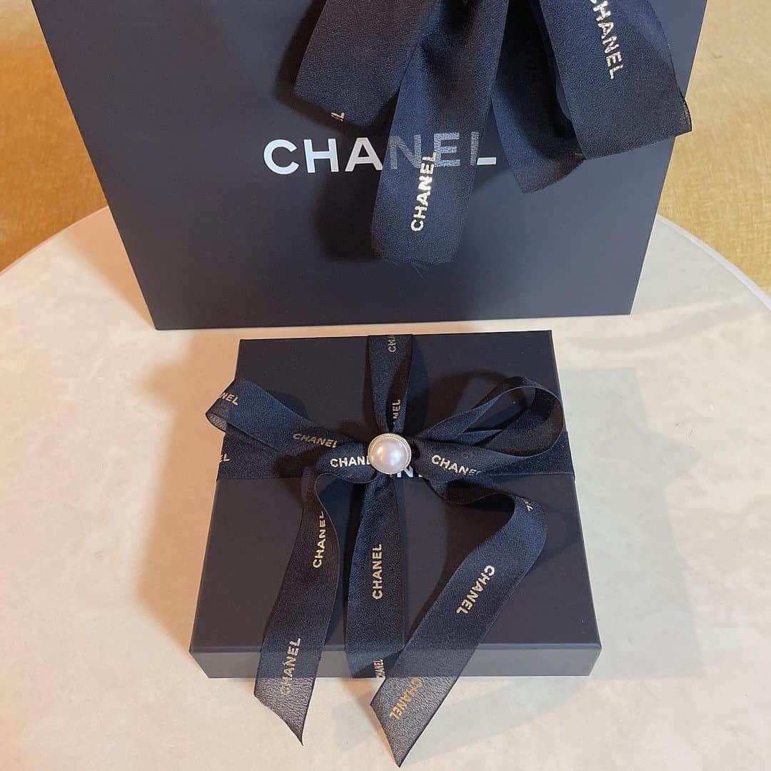 のインスタグラム：「今年のホリデー限定ラッピング特に可愛いすぎない？🖤  #chanel#シャネル」
