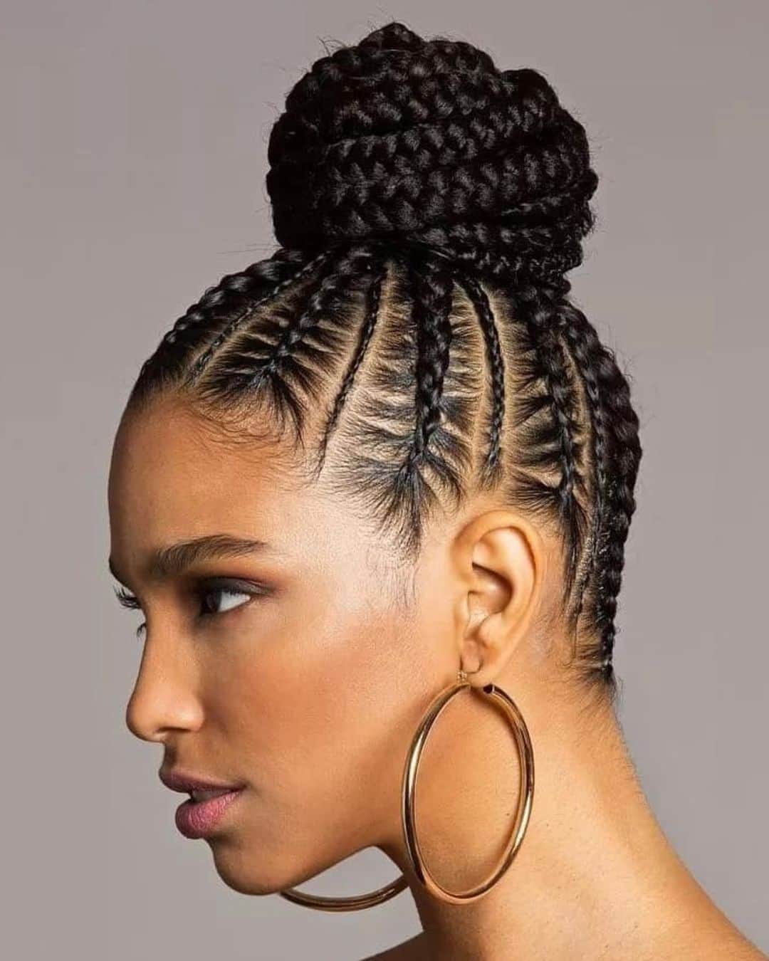 I N S T A B R A I Dのインスタグラム：「Cornrow accented bun 👑」