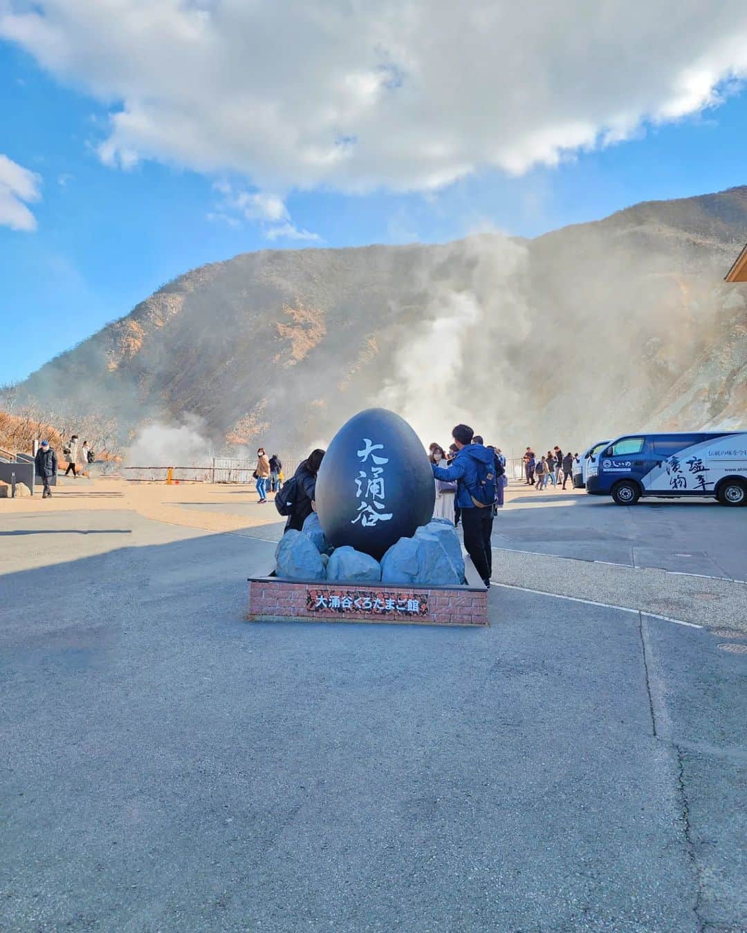ひかりんさんのインスタグラム写真 - (ひかりんInstagram)「Today I went to Owakudani , a crater left behind by Mt.Hakone after it's eruption! It smelled so bad up there because of the sulphur but honestly so worth it 👍 #owakudani #onsenegg #japan」12月27日 0時04分 - __hikarin