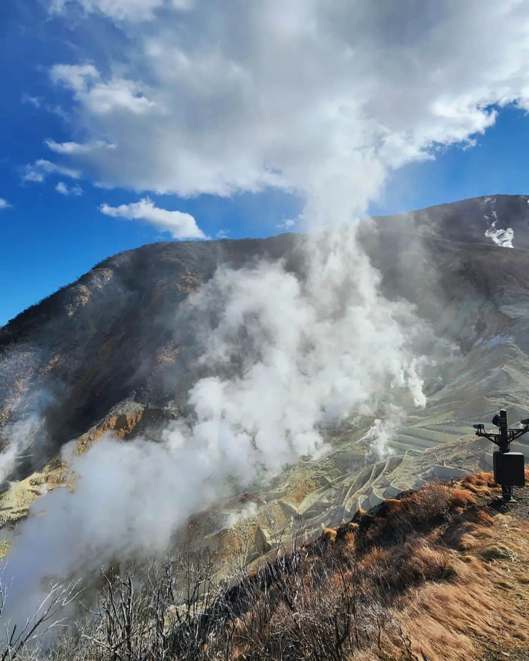 ひかりんさんのインスタグラム写真 - (ひかりんInstagram)「Today I went to Owakudani , a crater left behind by Mt.Hakone after it's eruption! It smelled so bad up there because of the sulphur but honestly so worth it 👍 #owakudani #onsenegg #japan」12月27日 0時04分 - __hikarin