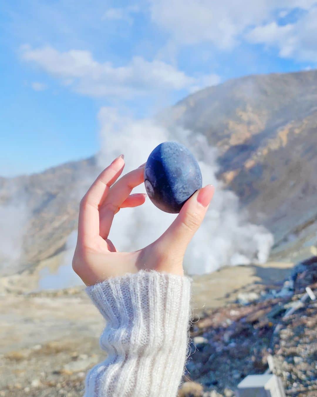 ひかりんのインスタグラム：「Today I went to Owakudani , a crater left behind by Mt.Hakone after it's eruption! It smelled so bad up there because of the sulphur but honestly so worth it 👍 #owakudani #onsenegg #japan」