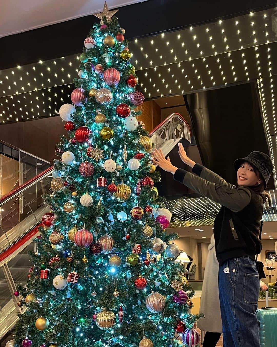 山崎真実のインスタグラム：「終わったけどメリークリスマス！笑 皆さま、どうお過ごしでしたか？  毎年クリスマスはたまたまお仕事が今までなかったのですが、今年は舞台「ひとくず」の公演をさせていただいていました。 智子の追加シーンはとても好評で嬉しかったです！ 千穐楽まであると思っていたのですがクリスマス限定シーンだったみたい。  残りあと3回、、 悔いなく終われるように頑張ります！  #メリークリスマス #舞台 #舞台ひとくず #ひとくず #テンアンツ #小劇場b1 #山崎真実」