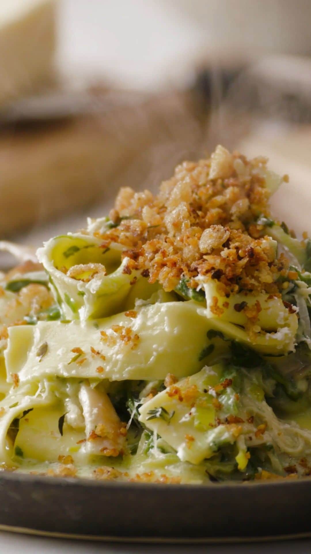 のインスタグラム：「Leftover turkey?? Me and @tescofood have a brilliant one-pan quick and easy pasta recipe I know you'll love... Any leftover stuffing or pigs in blankets will work brillantly here too!! Get the recipe and all the ingredients you need at @tescofood - link in my bio!   #TescoAndJamie #leftovers #BoxingDay #foodwastetips #AD」