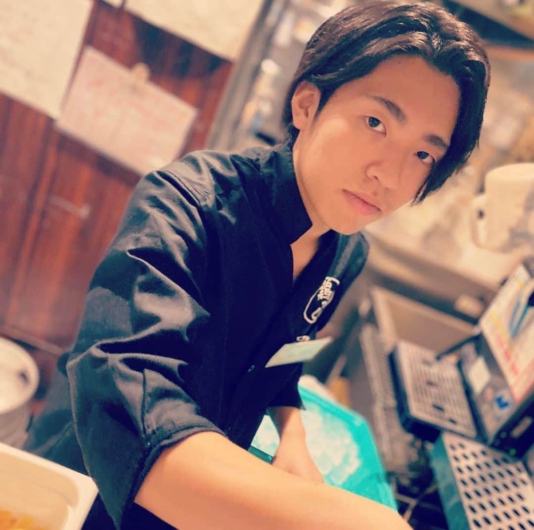 trick umekitaさんのインスタグラム写真 - (trick umekitaInstagram)「本日はご来店して頂いたお客様、誠にありがとうございます、鶏っくうめきた店です🎶 最近ドリンカーを頑張っている「コウダイくん」学生でありながら金晩、年末等繁忙期に絶対いてくれる、優しくて面白くて面倒見のいいみんなのお兄ちゃんです！ カメラ目線頂きました😎  #梅田個室 #梅田グルメ #梅田ディナー #梅田ごはん #乾杯 #大阪グルメ #梅田飲み #神泡 #instafood #instagood #instalike #likeforlikes #l4l #l4like #いいね返し #いいね返しは絶対 #fff #ffl #鶏  #居酒屋巡り」12月27日 1時20分 - umekita83