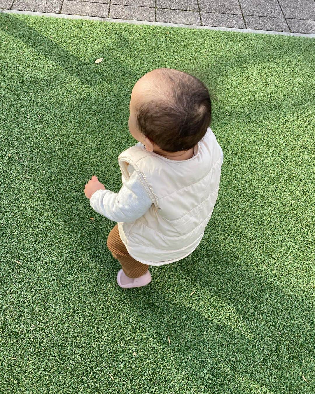 徳重杏奈さんのインスタグラム写真 - (徳重杏奈Instagram)「🌾 師走だけでなく 今年は一年中てんてこまいでした🙈 ⁡ 一月に子どもが生まれ ときの流れと共に子どもの成長を感じていました。 ⁡ 今ではあんよが上手になり それなりにてくてく歩いています。 ⁡ 子どもは本当にかわいい！ ただ、二人きりの時間が長いとイライラすることもしばしば… 0歳児相手にイライラしている自分にもイライラ。。 ⁡ 両親、姉家族、友人、新しくできたママ友 児童センターや子育てを支援するNPOの皆さん話しかけたりあやしてくれたりする人に助けられた一年でした。 ⁡ 絵本を読むのも歌をうたうのも ママが笑顔じゃないとできない。 何事も無理はせず、 ほどほどに、が大事だなぁ。 ⁡ ⁡ ⁡ #お正月飾り #注連飾り #亀は万年 #赤ちゃんのいる暮らし」12月27日 10時47分 - anna.tokushige