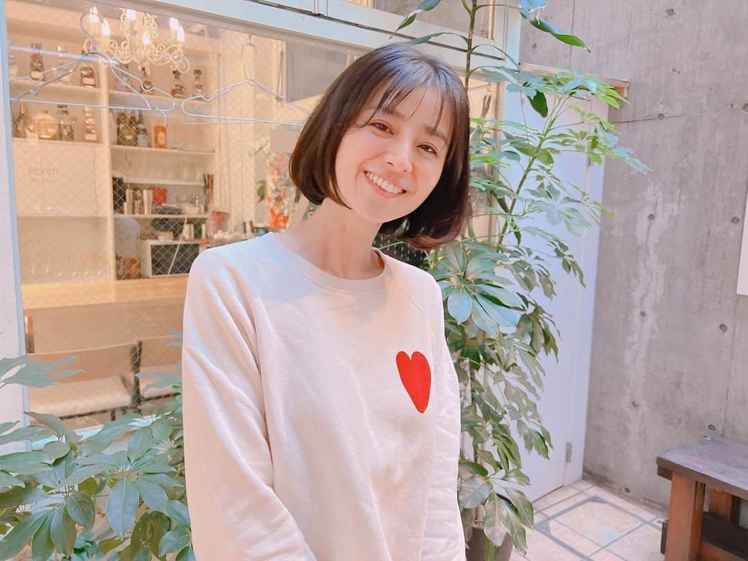 鈴木ちなみのインスタグラム：「💇🏻‍♀️✨  久しぶりに日本でヘアカット✂️ シンガポールでは ただ短く切っているだけなので 日本の細やかな技術はすごいー！ と改めて感じました💗  カットとトリートメントで整いました☺️✨  Thanks！ @daisuke_ishigaki_hair」