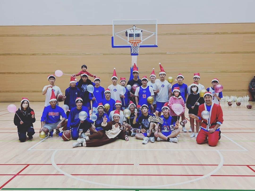 遥天翼のインスタグラム：「クリスマスイブの練習後には保護者の皆さんが企画して頂いたちょっとしたレクリエーションができました。  年内最後の練習ではいつもお世話になっているアリーナの一つ、ユードムを全員で雑巾掛けで締め括ることができました。  茨城ロボッツのユースに関わる全ての方々には今年、大変お世話になりました。  またみんなで笑い合えるように来年も茨城ロボッツを宜しくお願い致します。  #茨城ロボッツ #ユースチーム #U15 #U18」
