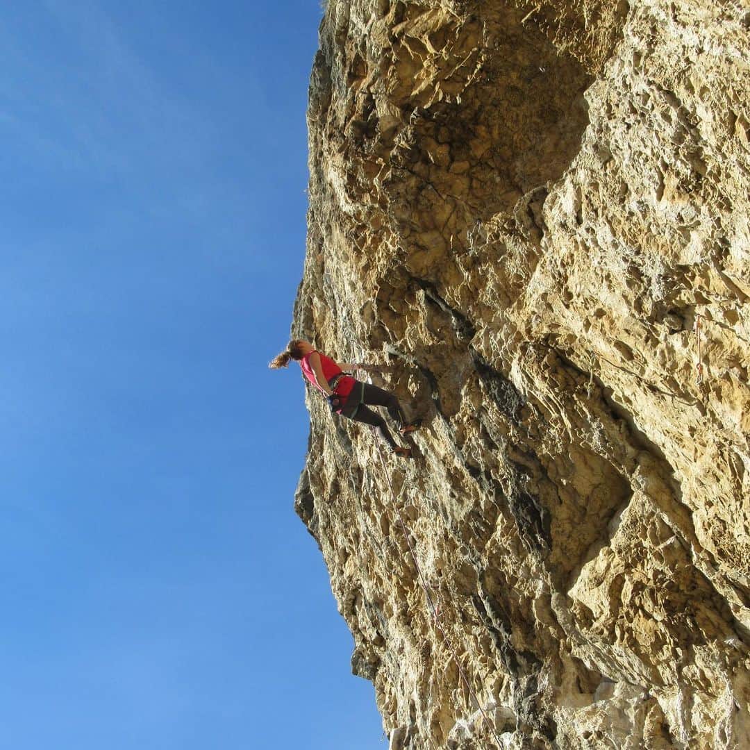 ハンナ・シューベルトのインスタグラム：「Finally time for a rock trip again🙌🏼 First time climbing in 🇭🇷😊 Excited to spend the next 12 days here🥳  . 📸: @laurastoeckler from a trip to Mišja Peč back in 2019」