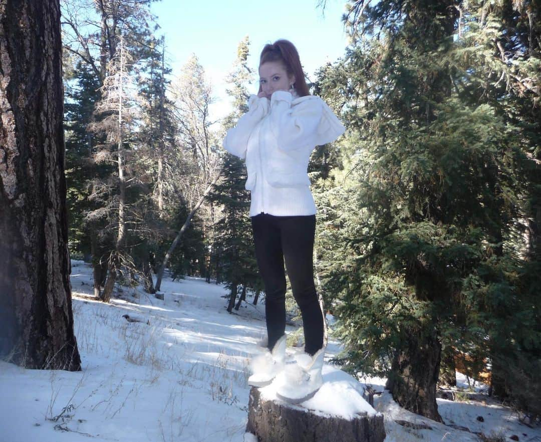 フランチェスカ・カパルディさんのインスタグラム写真 - (フランチェスカ・カパルディInstagram)「Walking in a winter wonderland ⛸️⛄️」12月27日 4時35分 - francescacapaldi