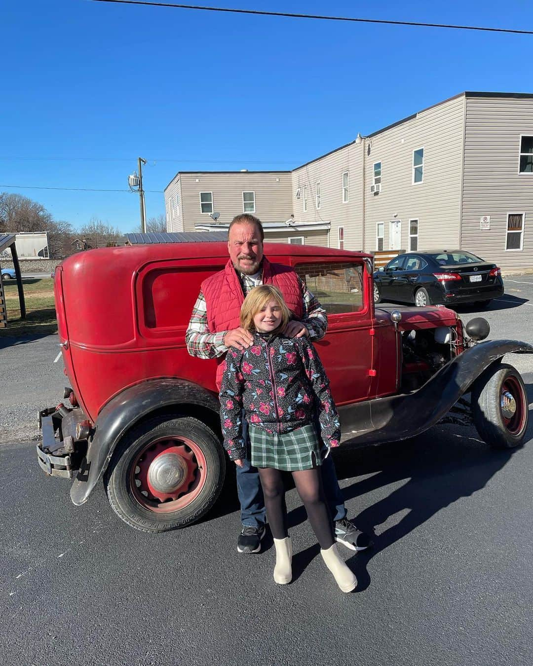 スコット・ノートンのインスタグラム：「Hanging with the niece Lily bug! #vintagecar」