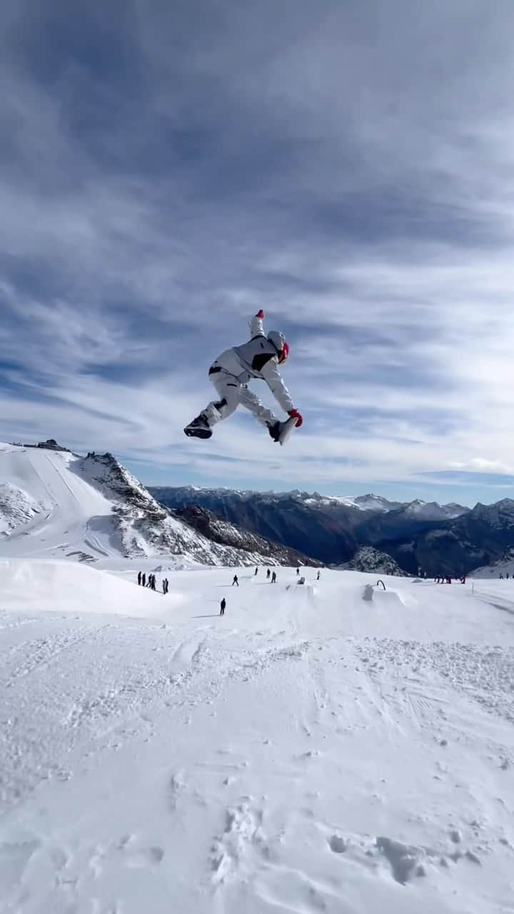 アナログクロージングのインスタグラム：「#StepOn X @alberto_maffei  Alberto puts his Step Ons to the test with a full pull through the park 🔁  📥 Submit your #StepOn clips for a chance to win via the Link-In-Bio.  #Burton #snowboarding」