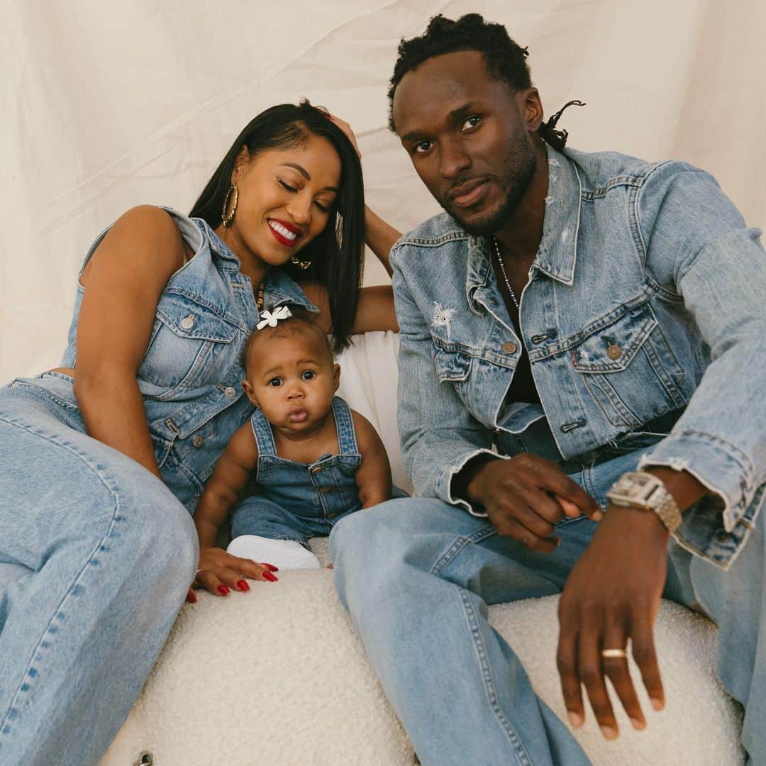 クィーン・ハリソンのインスタグラム：「The greatest 🎁... QQTC 🤍   Merry Christmas! Happy Kwanzaa!  #UMOJA #CaliChristmas 🌴   actual hard copies should be arriving to family soon… #QueenTeam who wants a Claye holiday card? 🥰」