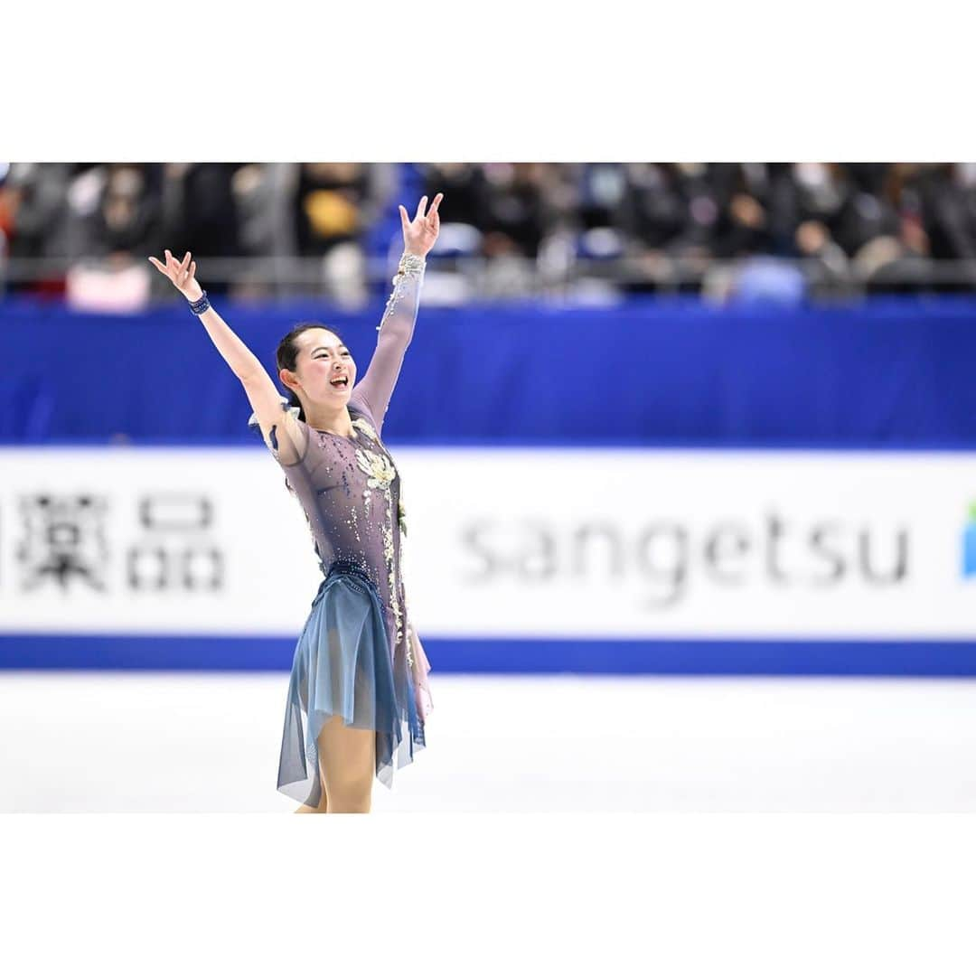 安藤美姫さんのインスタグラム写真 - (安藤美姫Instagram)「⛸️⛸️⛸️ 🇯🇵⛸️2022 Japanese Nationals⛸️🇯🇵 Great memories with Miyabi Oba at Japanese Nationals 2022 in Osaka😌😌😌 She is 27 years old but she love skating and she have sweetest heart, emotional skater💗💗💗 It was her 11th times Japanese Nationals as same as me👏👏👏 I am so proud of her😌😌😌  大庭雅選手との2022年の全日本が終わりました🇯🇵⛸️ 今回で11回目の出場となった全日本😌 実は私と同じ回数出場という記念な試合でした🤭🤭🤭 そしてフリーの日は生誕10000日目だったみたいでなんかいろんな記念日になりましたね👏🫶✨✨✨  社会人スケーターとして大好きなスケートを幸せのメッセージにのせて氷の上から沢山の人にメッセージを送る大庭雅選手のスケートが私は大好きですし本当に尊敬できるスケーター😌💗💗💗 27歳というベテランの滑りを毎年成長と共にまだまだ私達に魅せてくれる彼女の存在は結果以上に今後のスケート界において大切な存在だなと改めて感じました😌😌😌  1人でも多くのスケーターが彼女のように思う存分スケートキャリアを築き上げられるようロールモデルとしてもこれからも彼女のスケートを私なりに支えていけたらいいなと思っています😌😌😌 そして何より彼女を支えてくださっている“東海東京フィナンシャル・ホールディングス”様のご理解あってこそだと思います😌 本当にありがとうございます🙇🏻‍♀️  #全日本フィギュア  #全日本フィギュアスケート選手権  #全日本フィギュア2022  #大阪 #大庭雅  #安藤美姫 #miyabioba  #mikiando  #東海東京フィナンシャルホールディングス」12月27日 12時21分 - miki_m_ando0403