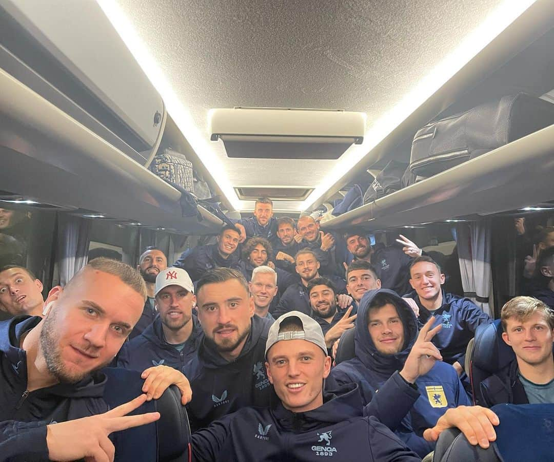 ステファノ・ストゥラーロのインスタグラム：「Gran partita! Grande sprito!💪🏻 Buon fine anno a tutti 🔵🔴🔵🔴🔵🔴 @genoacfc」