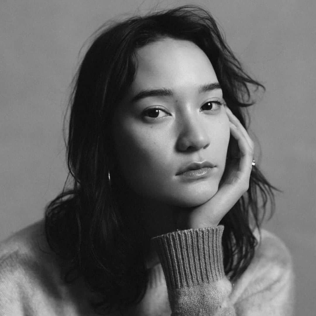 のインスタグラム：「Thursday,December 29th. Bump_ 2022 CLOSING PARTY. ALONG JOURNEY IN TOKYO. @womb_tokyo   -English below-  Mona Matsuoka 日本とアメリカの血を引くモナ・マツオカは、ファッションと音楽の芸術性をシームレスに織り交ぜながら、幅広い文化にアピールしている。シャネル、ミュウミュウ、ディオール、グッチなどのコレクションでモデルデビューしたモナ。POP、Vogue Japan、Dazed などの雑誌に掲載され、Kenzo、Diesel、Swarovski、Nike、Adidas by Stella McCartney、そして最近では Vince と Gucci などの一流ファッションブランドのキャンペーンに参加している。 DJ としてのキャリアも、モデルとしてのキャリアと同様に多才であることが証明されている。4年前の DJ デビュー以来、様々なジャンルと会場を経験してきており、Surf Lodge、Nebula、Elsewhere や、Miu Miu、Louis Vuitton、Paco Rabanne、Audemars Piguet、Valentino といった世界中のブランドのイベントに出演している。また、Blondish、Diplo、Chloe Caillet、Honey Dijon などの著名な音楽アーティストや DJ 達と共演を果たしている。  ------------  A winning mix of Japanese and American heritage, Mona Matsuoka appeals to a broad spectrum of cultures, weaving seamlessly through the arts of fashion and music. Mona debuted by walking for the likes of Chanel, Miu Miu, Dior, and Gucci. She has graced the pages of POP, Vogue Japan, and Dazed, and has appeared in campaigns for leading fashion brands such as Kenzo, Diesel, Swarovski, Nike, Adidas by Stella McCartney, and most recently Vince and Gucci. Her DJ career has proven as prolific as her modeling career. Since her debut four years ago, Mona has mastered an array of genres and venues. She has performed at Surf Lodge, Nebula, Elsewhere and for brands such as Miu Miu, Louis Vuitton, Paco Rabanne, Audemars Piguet, and Valentino around the world. In addition, Mona has played alongside prominent musical artists and DJs such as Blondish, Diplo, Chloe Caillet, and Honey Dijon, among others.」