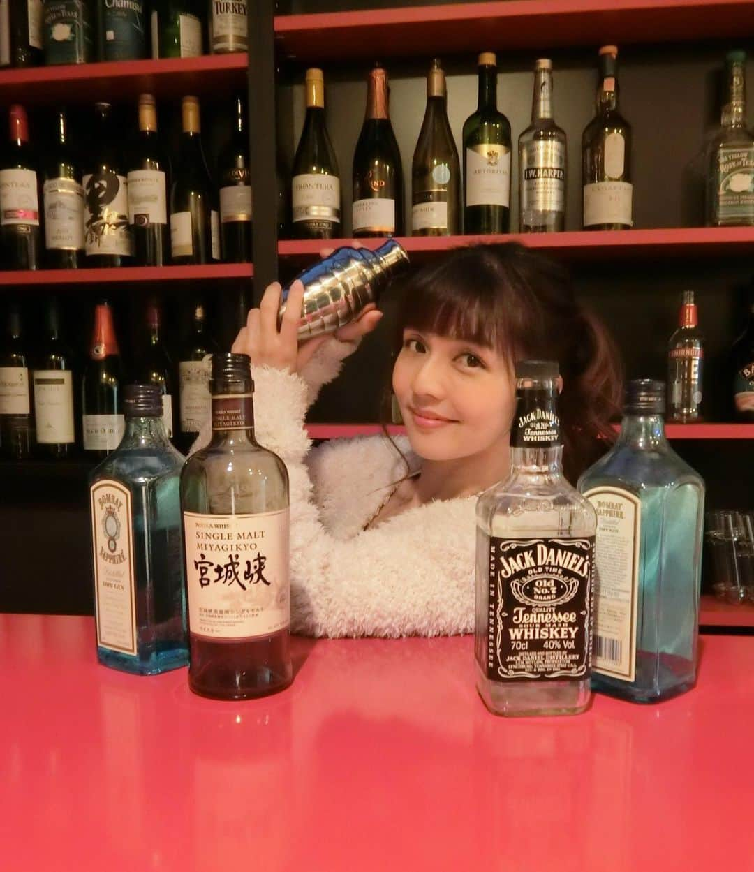 茜結のインスタグラム：「カウンター高すぎて埋もれちゃう笑  #bar #バーカウンター #お酒 #カクテルバー  #可愛い宇宙人 #可愛い女の子 #撮影好きな人とつながりたい#おしゃれさんと繋がりたい #おしゃれな人と繋がりたい #撮影依頼受付中」