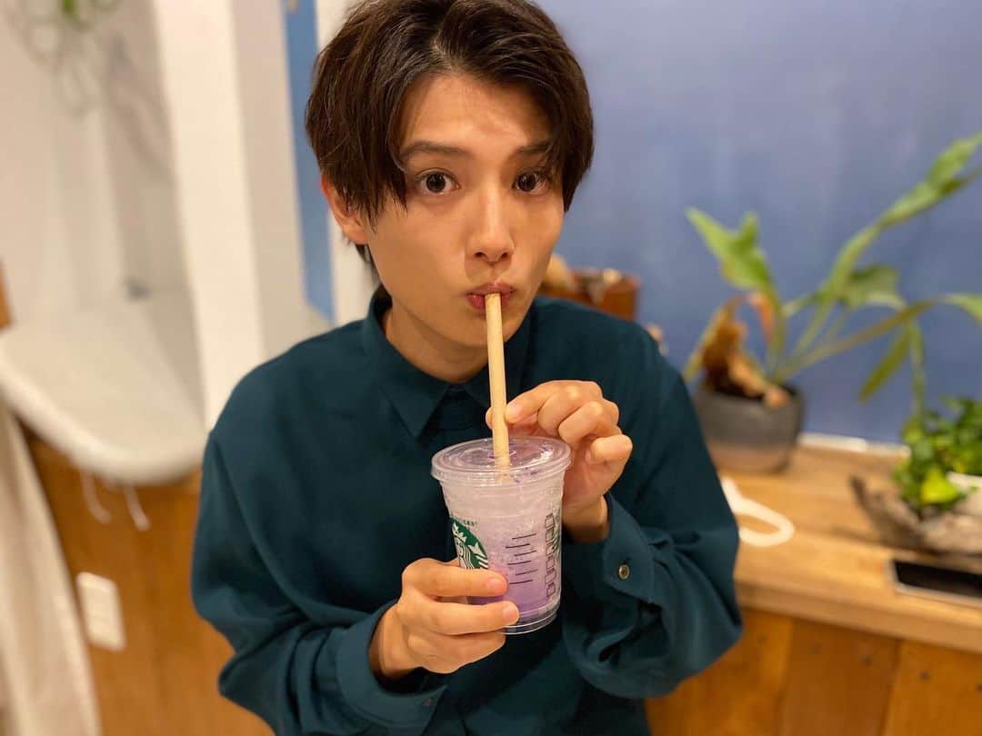 のインスタグラム：「いつかの芋飲んでる写真。これ甘かった🍠」