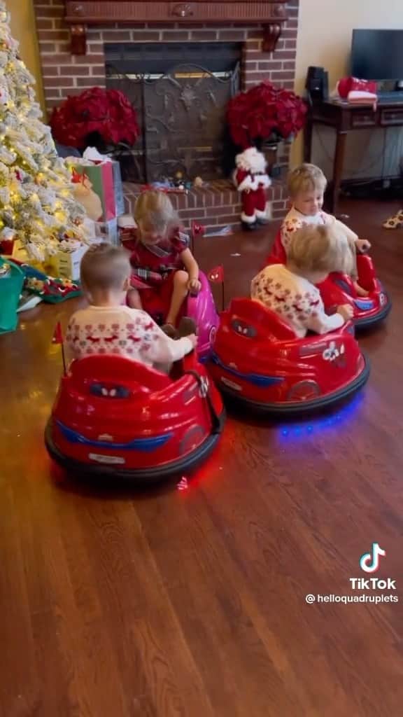 Average Parent Problemsのインスタグラム：「This is what grandmas are for! Happy holidays! 🎥: @helloquadruplets」