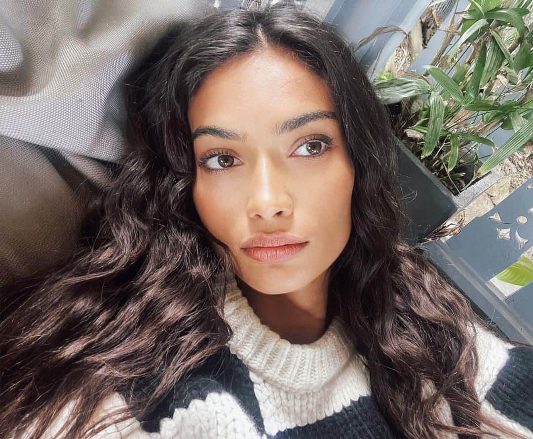ケリー・ゲイルのインスタグラム：「Went to a café to do some reading but ended up falling asleep instead.. oh well, it was a pretty good nap😇🤷🏽‍♀️😴」