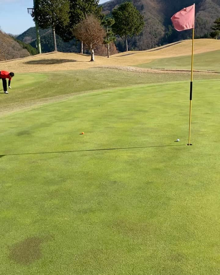 國場翼のインスタグラム：「初めて１オンイーグルをとった日⛳️ #あまりにも近すぎて #嬉しさより驚きが先にきた #感動の再会 #なんか知らんけど #色もかぶってた #セコム事件 #あの時はお騒がせしました #見返したら笑ってしまう #今度は沖縄で回りましょう」