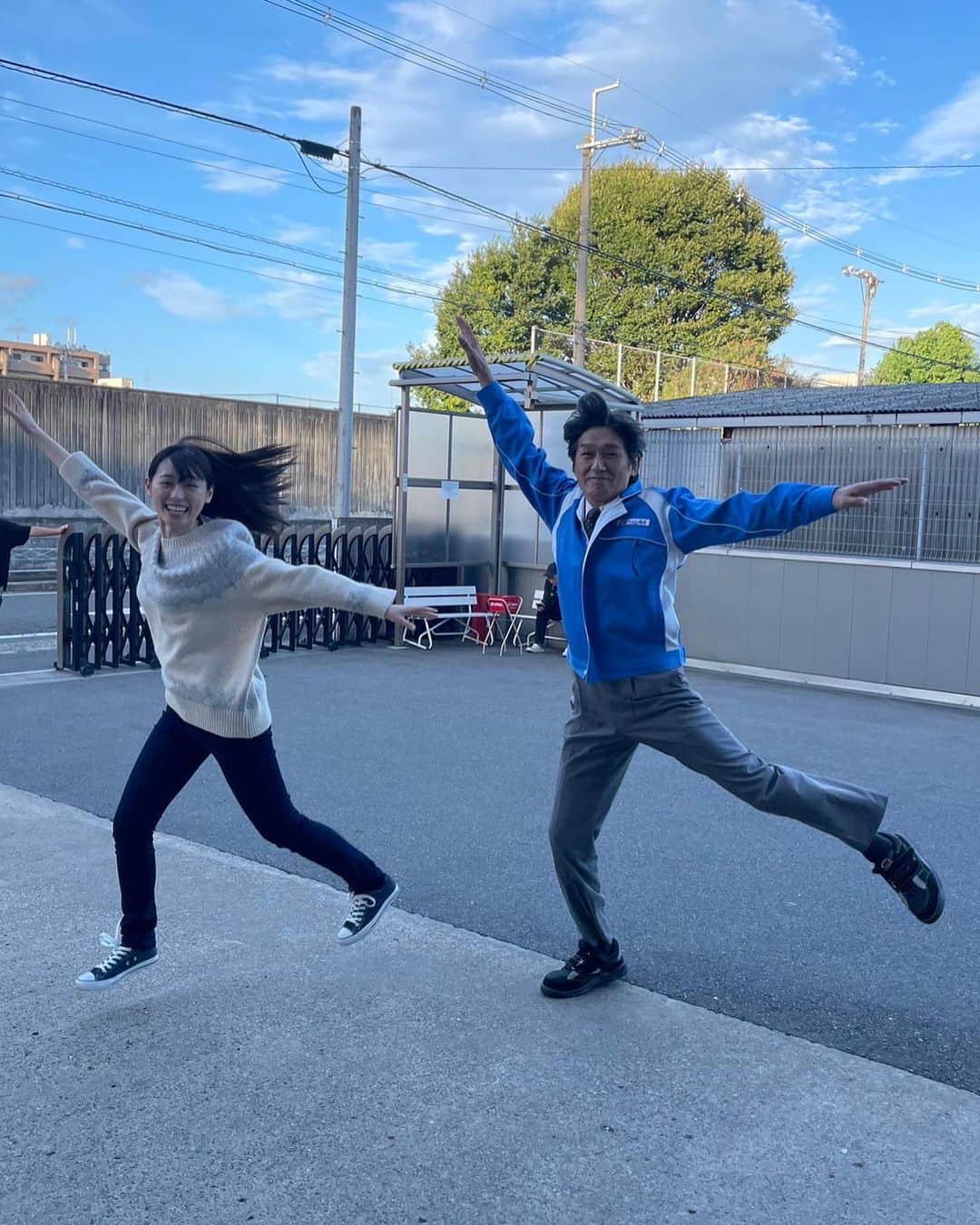 高橋克典さんのインスタグラム写真 - (高橋克典Instagram)「今朝のツラいシーンを撮った日に。  舞とふざけて撮った。  日本中の人が大変な時期やった。 今もそうやね。 皆さんが元気にいてくれることを心から願う。 年内、あと少し。」12月27日 9時46分 - katsunoritakahashiofficial