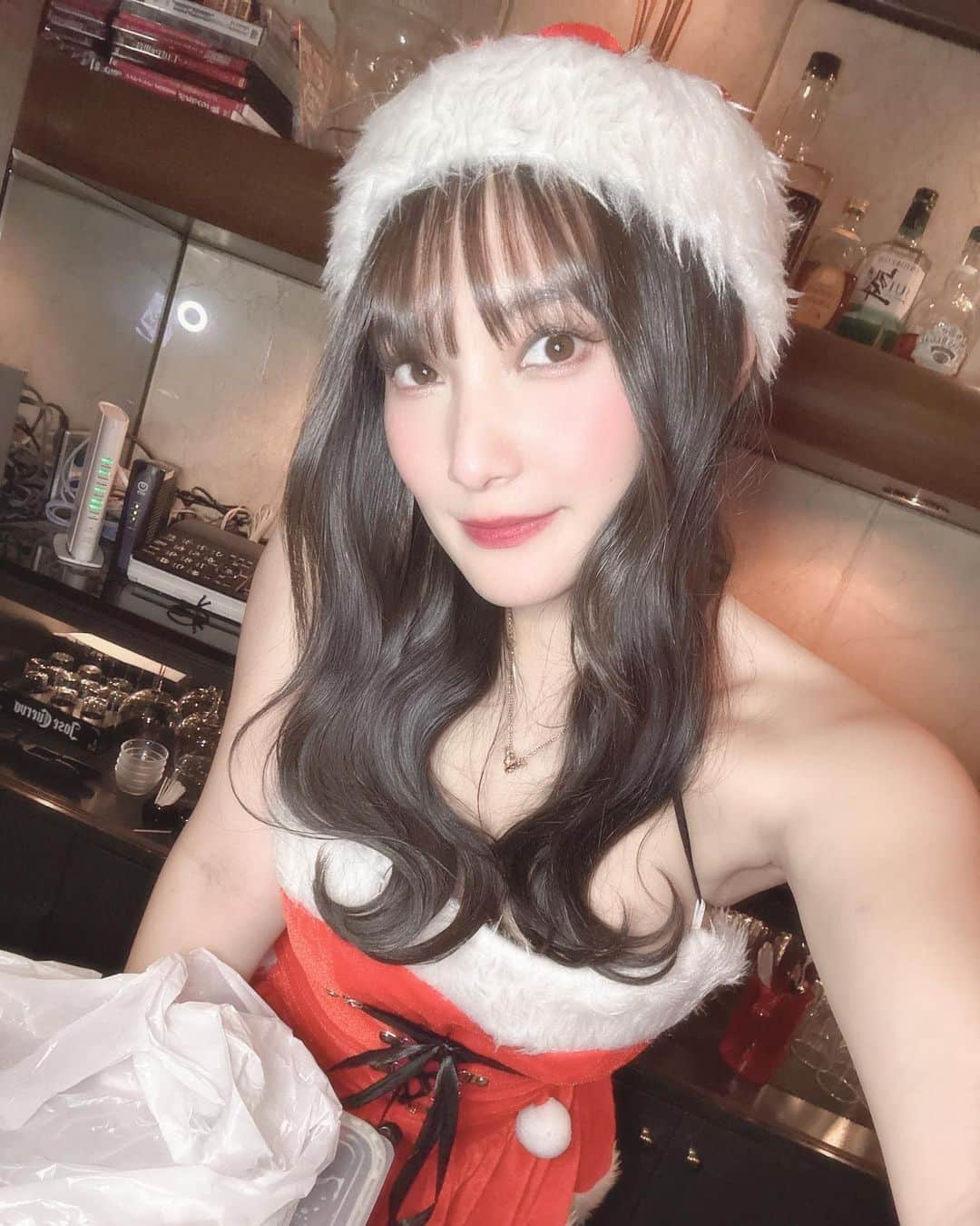 Akiさんのインスタグラム写真 - (AkiInstagram)「. ❤️🎄12/24.25 スナック人魚 2日間🎄❤️ 会いに来てくれた大好きなみなさま本当にありがとうございました💭🫶🏻 . . . みんなとお話しするのが大好きだしみんなと会えるのが本当に嬉しくて毎回幸せな気持ちになれます🥺🤍 . この日に合わせて会いに来てくれて本当にありがとう🙇🏻💗 . . . みなさま良いお年を🤍 . 新年は1/15が出勤です！ スナック人魚でまた会いましょう💎🤍 . . #クリスマス #サンタコス」12月27日 9時49分 - aki_pek