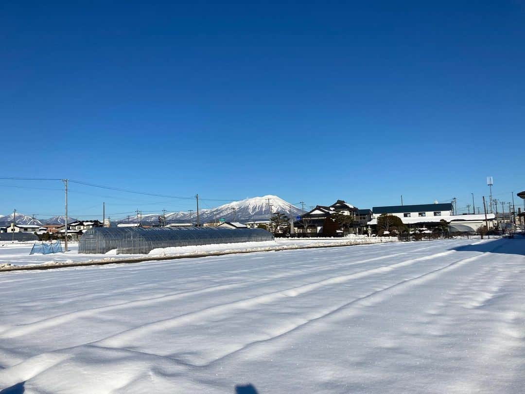 井上智晶さんのインスタグラム写真 - (井上智晶Instagram)「今日は、天気が良く 岩手山もくっきり見えて 岩手が最高に美しい日だと思います。 この景色をみるだけで 朝から気分が良くなりますね♪  #岩手山#雲一つない晴天 #ついてる#青空はいいね #アナウンサー#井上智晶 #岩手めんこいテレビ#岩手の風景」12月27日 9時50分 - tomoaki.mit.inoue