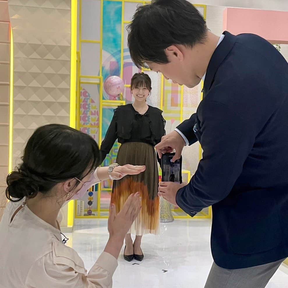 虎谷温子のインスタグラム：「本日のす・またん！で無事、仕事納めとさせていただきました。 1年間ありがとうございました！ 今年はリニューアルもあり、激動の一年でしたが、そんな中でのお気に入りの写真です😆 #すまたん」