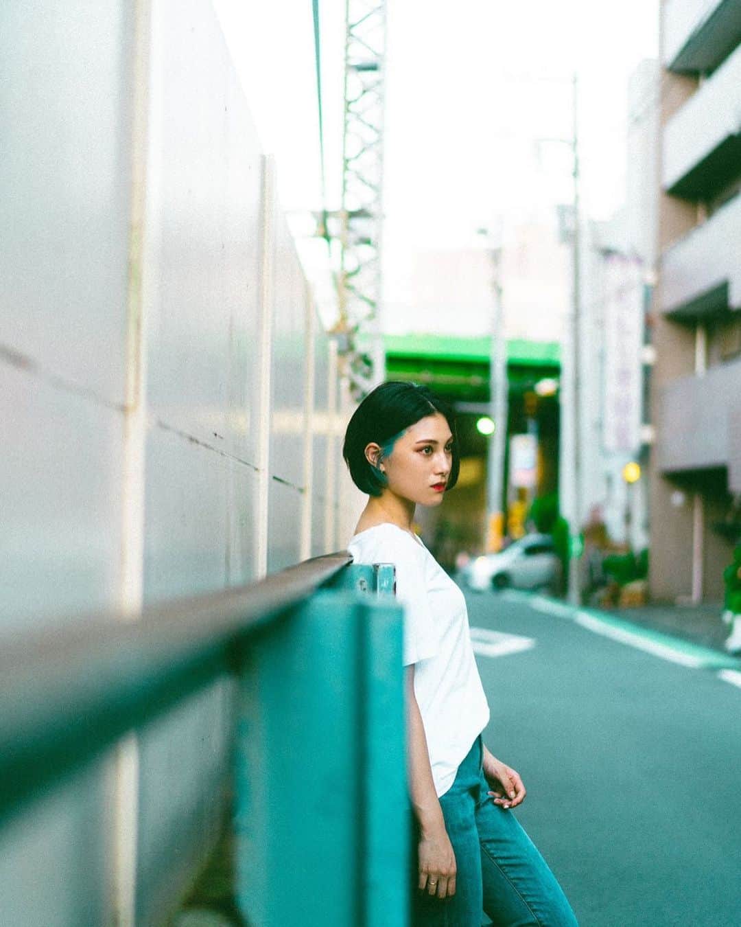 中村里彩のインスタグラム：「. . Christmasに楽しいがいっぱいな中 今年もお誕生日を迎えることができました🌹 . 昨日は夕方には疲れ果てて 両親からのLINEも返さず寝てしまった… いつもありがとう👶🏻❤️ . . . この1年間どん底にいるときに助けてもらったり 嬉しいことを自分以上に喜んでもらったり 大好きな方々が周りにたくさんいてくださって とっても幸せだなぁと感じてました。 . 今さらながら2021年7月をもって所属していた芸能事務所を 円満退社致しました。 フリーランスでこれまで活動していた間も たくさんの方に支えていただき お仕事を続けることができました。 . 今は新しい場所で緊張が止まらない日々だけど ここから一年とってもたのしみです。 . また一年、よろしくお願いします🫠 . #2022 #1226 photo by @kotamiura san」