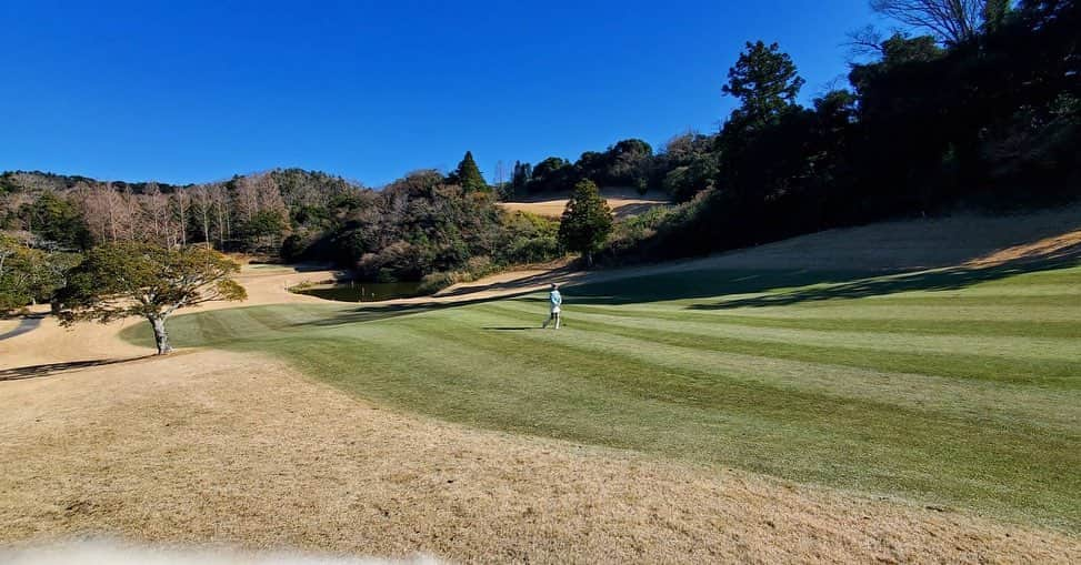 野牛あかねのインスタグラム：「今年の打ち納め⛳️ 100切れなかったけど天気良く、空いていてコンディションバッチリ👌  今年はあまりゴルフ行けなかった🥲来年はいっぱいいくぞー❗️ 皆様お誘いください〜ハイエースで乗り付けます😝  #ゴルフ女子 #ゴルフ好きな人と繋がりたい」