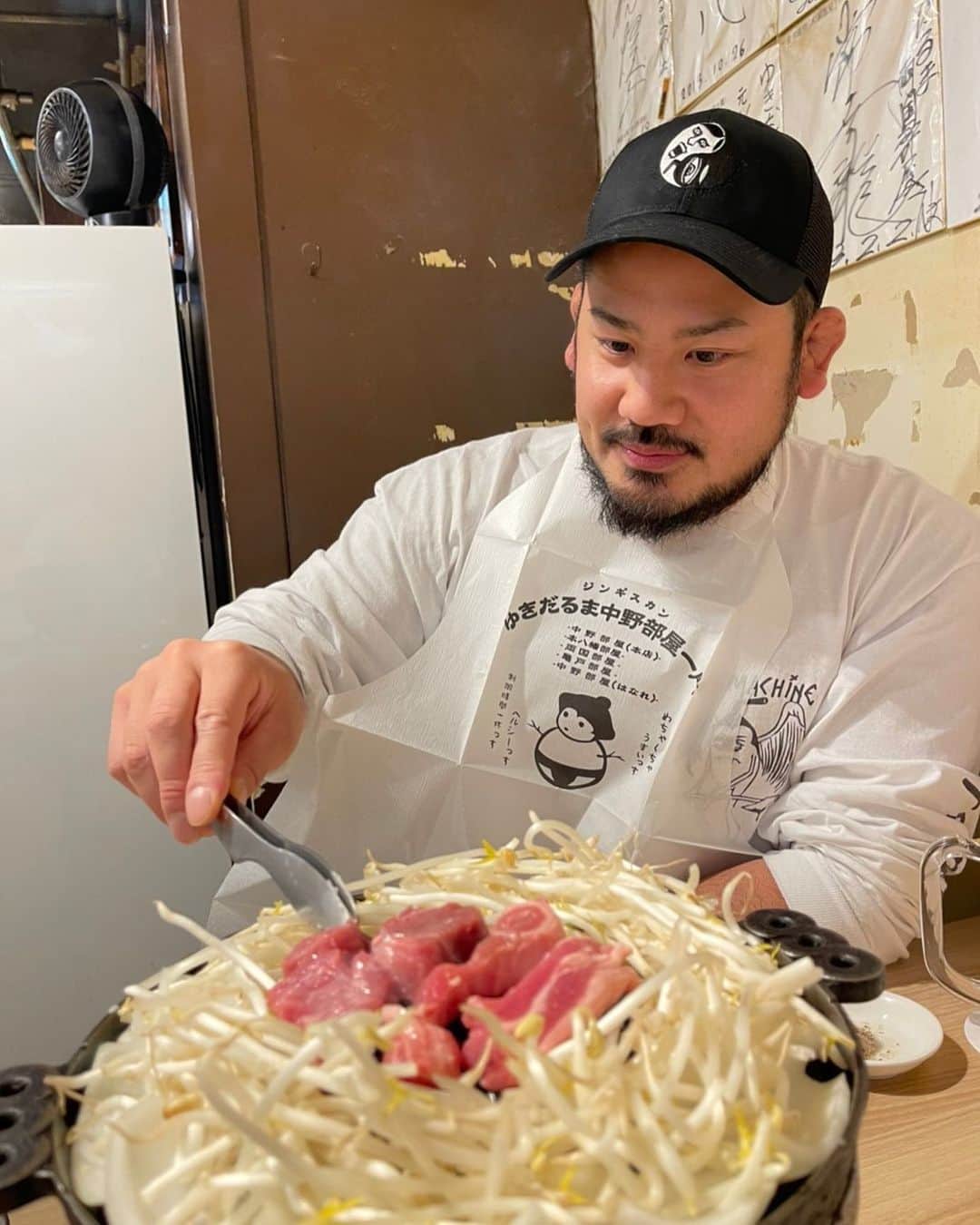 芦野祥太郎のインスタグラム：「2022年の羊納め  今年も羊さん達にはとてもお世話になりました！ 感謝！ ゆきだるま最高🤘 #ゆきだるま両国部屋  #ジンギスカン #肉　 #羊　 #アイスランドシープ」