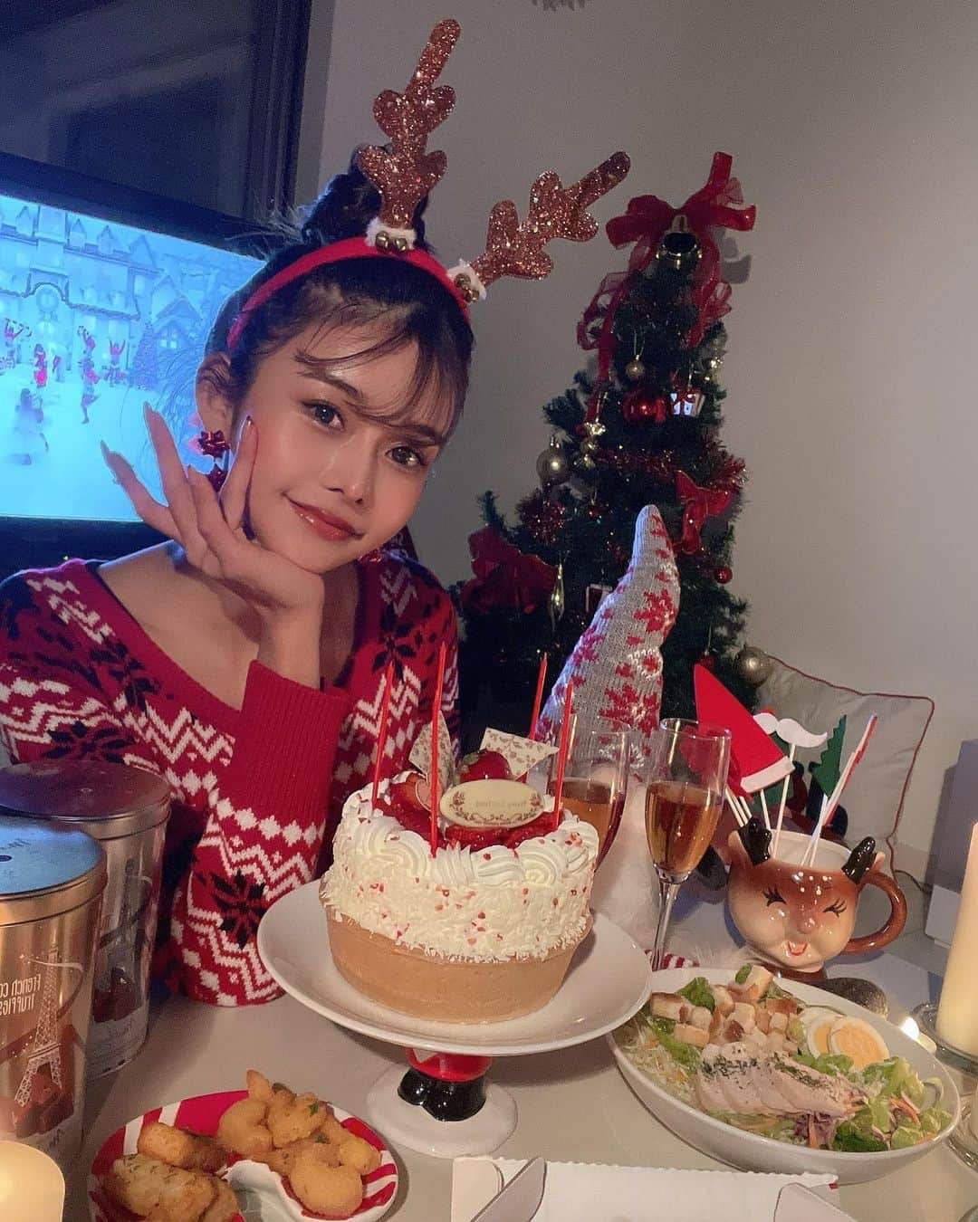 YUKIのインスタグラム：「. 1日遅れでXmas party🎅🎄 もう過ぎちゃってるけど少しだけ投稿お付き合いください❤️ . . #merrychristmas #christmastree #christmasevel #クリスマスパーティー#christmasparty #christmasfashion #fashionblogger  #クリスマスコーデ #クリスマスツリー  #drive #クリスマスコスプレ #コスプレ #cosplaygirl #サンタクロース #トナカイ #여행 #크리스마스 #trip」