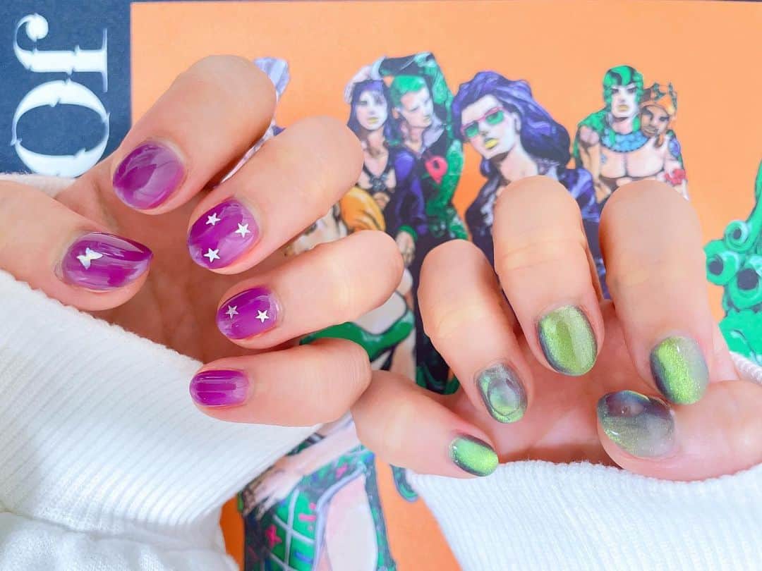 のインスタグラム：「⁡ ⁡ ジャンプチャンネルのジョジョ番組収録時は 気合いを入れて ジョジョをイメージしたデザインの ネイルにしました💅 ⁡ 左手は単行本のカラー紫に ジョースター家の血を引く者の証である 星型のアザ。 ⁡ 右手は徐倫のイメージカラーの緑を マグネットネイルでキラキラに。 ⁡ かなりお気に入りでした✨ ⁡ #ジョジョ #ジョジョネイル #徐倫ネイル #ジョジョの奇妙な冒険 #jojo #jojosbizarreadventure #jojonail」