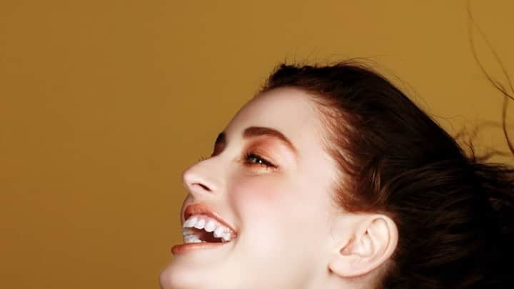 THREEのインスタグラム：「2023 SPRING MAKEUP COLLECTION  TASTE THE ETERNAL SUNSHINE 太陽を秘めて。  春の陽差しがもたらすのは、 大いなる安らぎと確かな余裕、揺るぎない自信。 咲き乱れる花々に地球の笑顔を感じながら、私も空高く駆けてみよう。  温かな光を放ち、自由に、思いのままに。 毎日が今日が、何より貴重で愛しい瞬間なのだと心に刻んで。  丸くて豊かで、頼もしくもやさしい存在。 手を伸ばせばいつだって温もりを与えてくれて、どこまでもポジティブ。  そんな太陽のピュアなエナジーを、 体いっぱいに取り込んで我がものとできたなら、 とっておきの日々が手に入る予感。 幸せに満ちた太陽の輝きを味わえば、 きっと堂々、真っ直ぐ前を向いて歩いていける。  THREEの2023年春のテーマは太陽のエナジー。 太陽の温かな色と輝きを、ポエティックに表現したコレクションです。  #threecosmetics #2023SpringMakeupCollection」